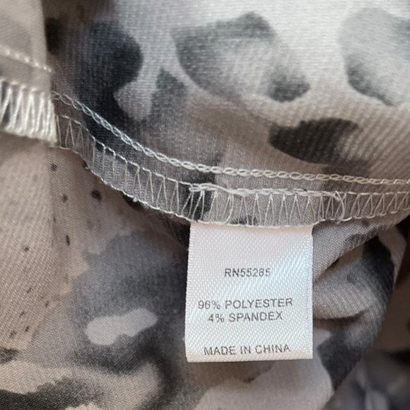 Express Women's Flowy Buttondown - Picture 3 of 5